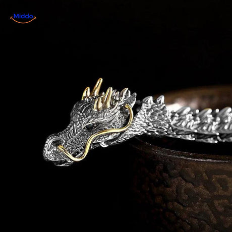 tête de dragon du bracelet sur fond jaune vif, rendu coloré et mise en valeur du design