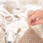 gros plan sur la texture laine douce de la housse effet peau de mouton, toucher à la main