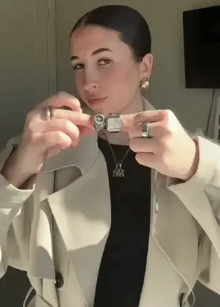 montre-bague portée à la main, style élégant et féminin