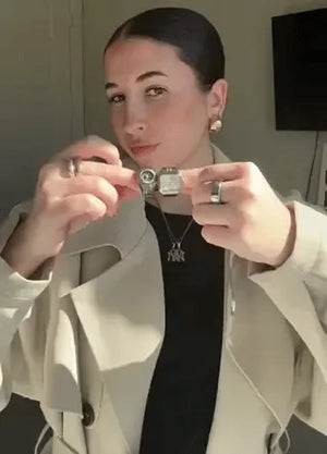 montre-bague portée à la main, style élégant et féminin