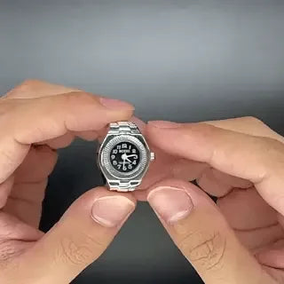 montre-bague couleur argent, cadran compact et design minimaliste