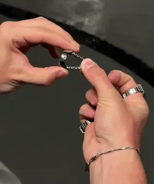 montre-bague argentée avec anneau réglable, gros plan sur le mécanisme d'ajustement
