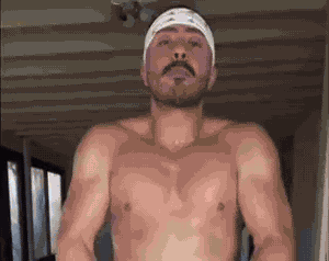 trainer bras utilisé pour un workout intensif épaules et pectoraux en situation réelle