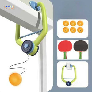 trainer ping-pong fixé à la porte avec raquettes et balles prêts à l'emploi