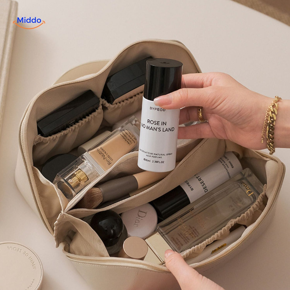 trousse de maquillage beige élégante et imperméable, style minimaliste pour le voyage