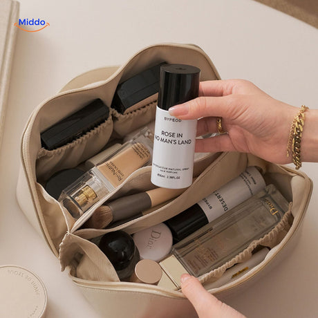 trousse de maquillage beige élégante et imperméable, style minimaliste pour le voyage