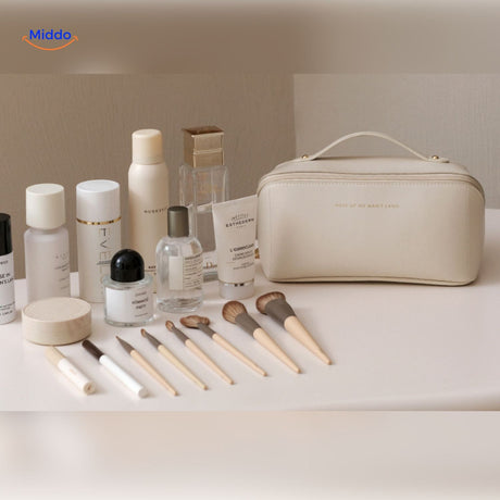 trousse de maquillage en combinaison rose et beige, style tendance et pratique pour voyager