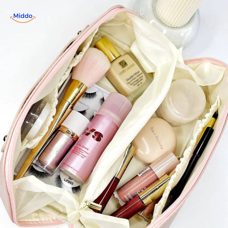 trousse de voyage avec produits d'hygiène et de maquillage, parfaite organisation pour voyager