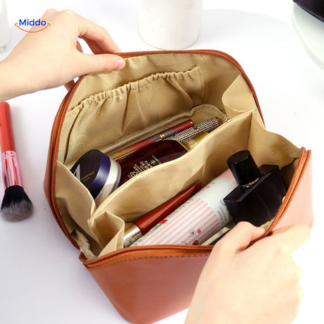 trousse de voyage marron ouverte montrant son organisation intérieure et sa grande capacité