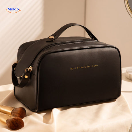 trousse de voyage noire avec accents dorés, style élégant et fermeture éclair premium