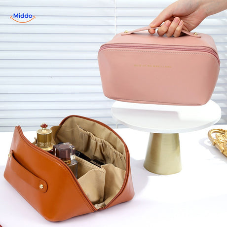 trousse de voyage rose clair avec contenu visible, grande capacité et imperméable