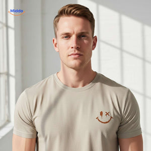 gros plan sur le logo smiley imprimé sur t-shirt beige en coton doux