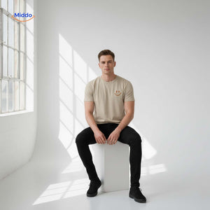t-shirt beige porté par un homme assis, style minimaliste épuré