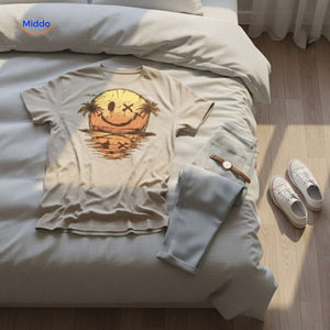t-shirt beige avec imprimé à plat sur un lit, vue de dessus