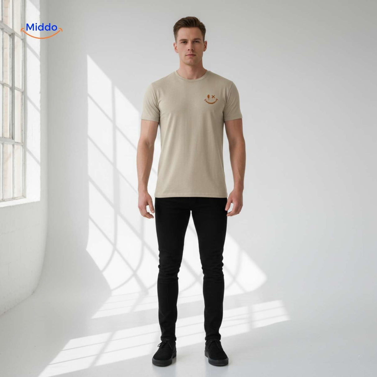 t-shirt beige porté dans un look casual homme, tenue décontractée du quotidien