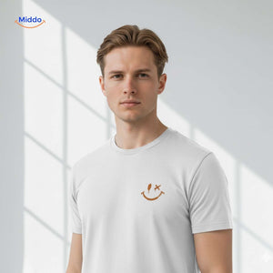 gros plan sur l'imprimé smiley sur t-shirt blanc, détail de la qualité du tissu