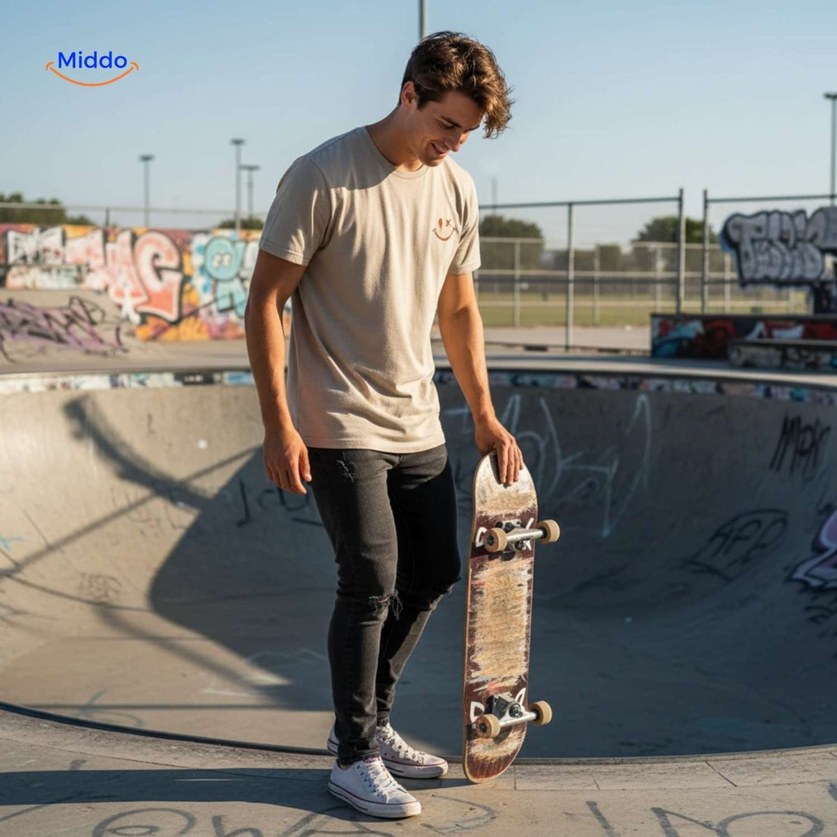 t-shirt coton homme au skatepark avec skateboard, style urbain décontracté