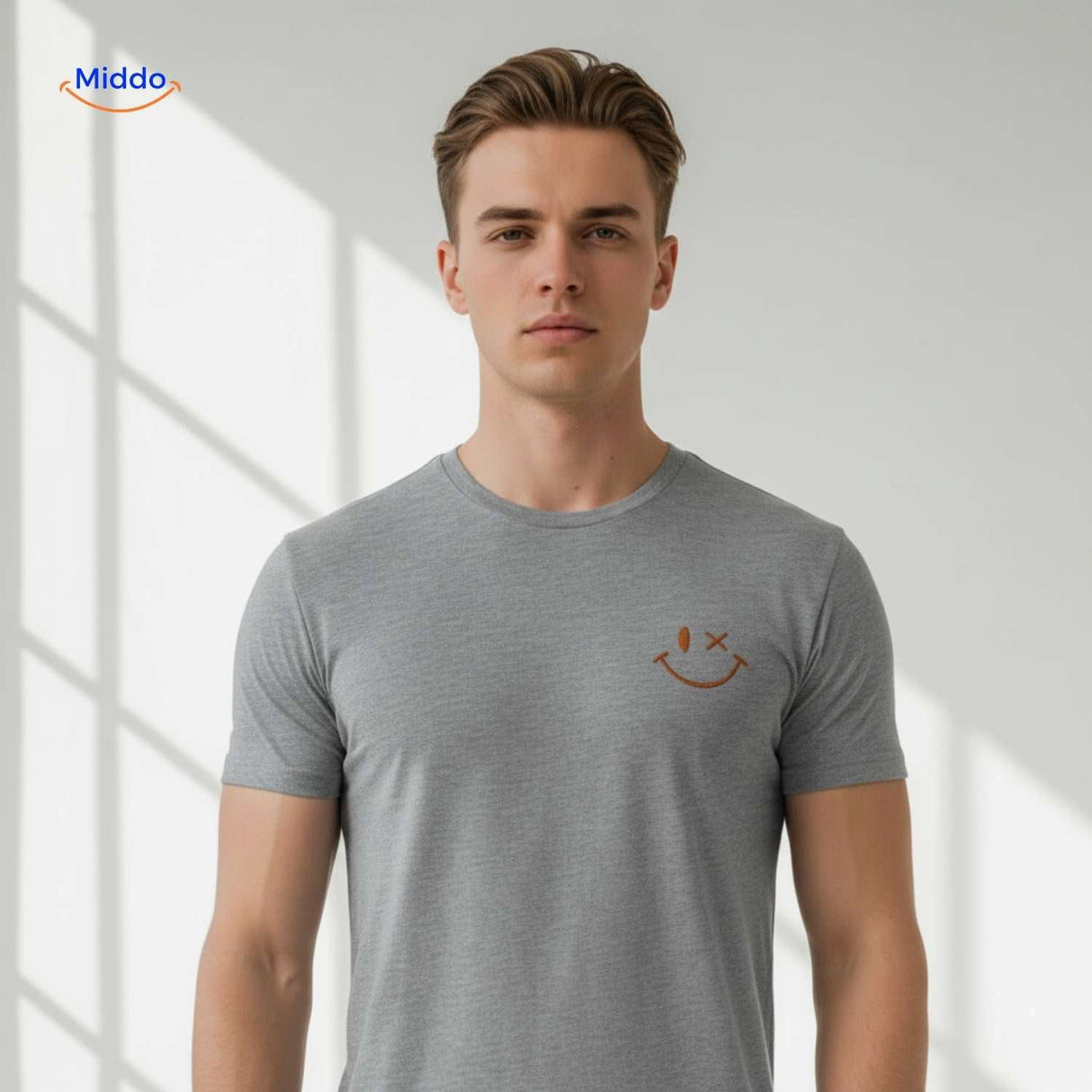 gros plan sur le logo smiley brodé ou imprimé sur t-shirt gris en coton