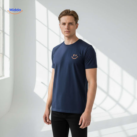 vue de côté du t-shirt bleu marine avec logo smiley visible sur la poitrine