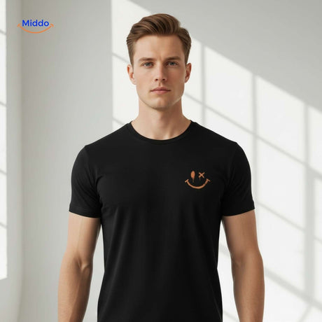 gros plan sur le logo smiley imprimé sur t-shirt noir, contraste marqué
