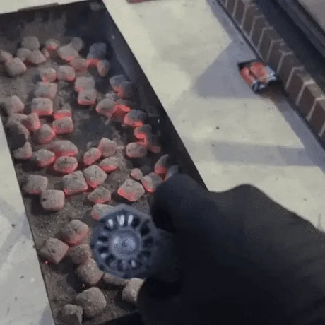 souffleur d'air turbojet pro qui attise les charbons dans un barbecue en quelques secondes