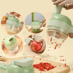 Tyfoon 4-in-1 keukentool in gebruik voor snijden, hakken en schillen.