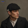 Casquette plate Urban Heritage noire portée par un homme