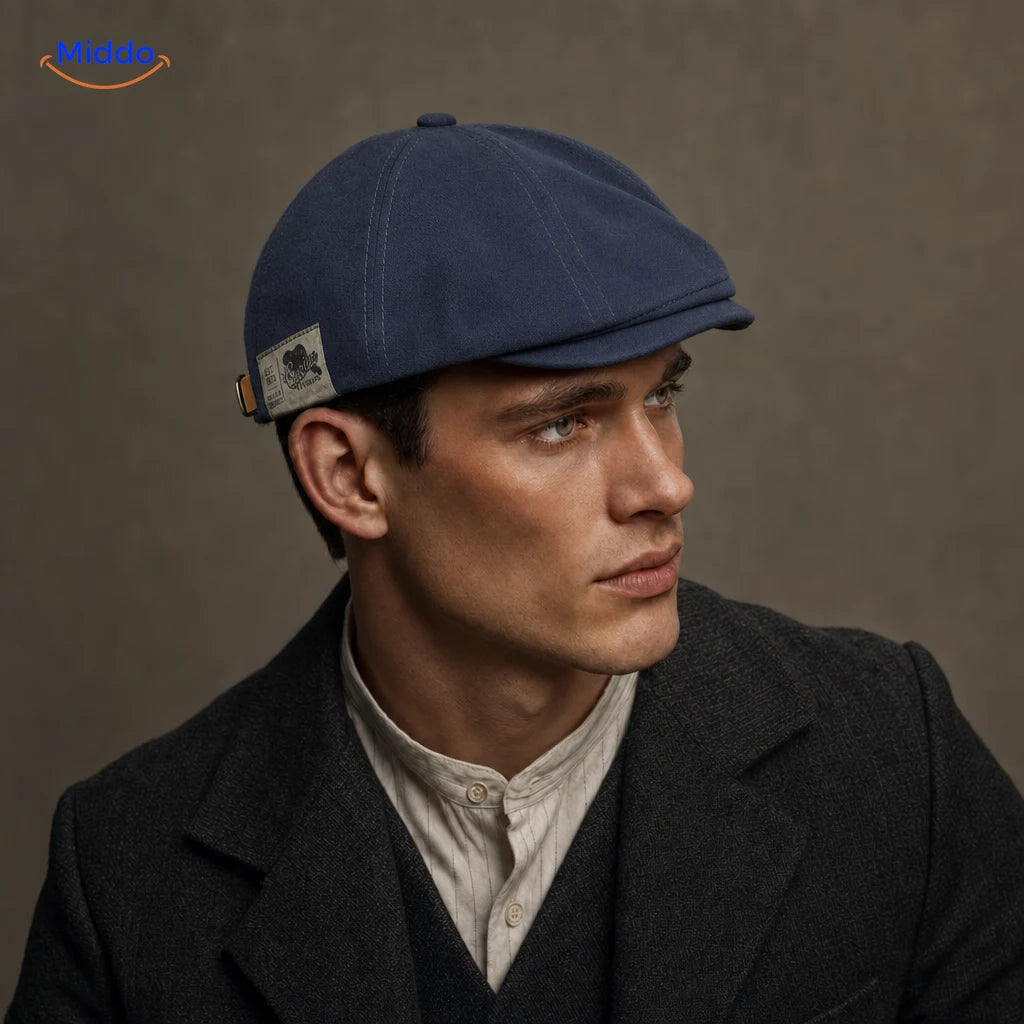 Casquette plate Urban Heritage bleue portée par un homme