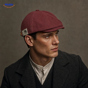 Casquette plate Urban Heritage rouge portée par un homme