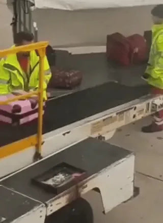 sac sous vide VacuPro en situation à l'aéroport pour faciliter la gestion des bagages