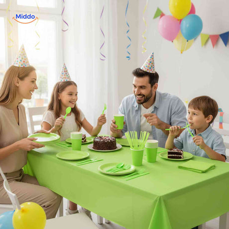 service de table jetable pour fête dans le coloris vert avec assiettes, gobelets et couverts