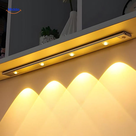 veilleuse LED slim installée sous les meubles d'une cuisine moderne avec détecteur de mouvement