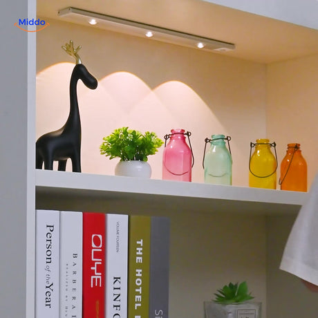 lampe à capteur de mouvement fixée sur une étagère de bibliothèque, éclairage discret et pratique