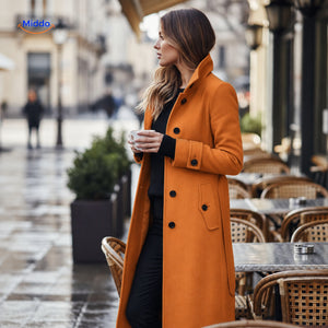 veste longue élégante portée par une femme attablée en terrasse de café