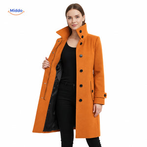 manteau en laine boutonnée ouvert sur le devant, intérieur et finitions visibles