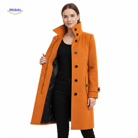 manteau en laine boutonnée ouvert sur le devant, intérieur et finitions visibles