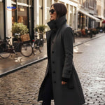 veloura mantel grijs vrouw lopend op straat met lange jas www.middo.nl