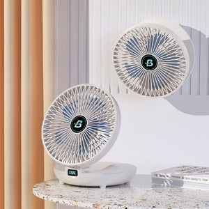 deux ventilateurs : l'un posé sur une table, l'autre fixé au mur