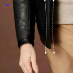 gros plan sur les manches et les poches de la veste en cuir, détails de couture et texture du cuir
