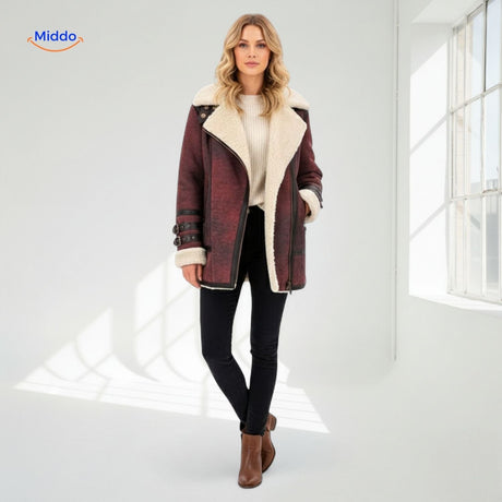 veste fausse fourrure bordeaux rouge avec détails cuir, manteau chaud au style sophistiqué