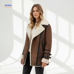 veste fausse fourrure portée en intérieur avec lumière naturelle, look automne stylé