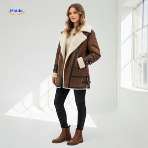 veste fausse fourrure en situation avec outfit complet et bottines, style élégant coupe-vent