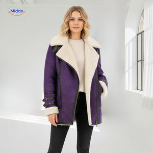 gros plan sur la veste fausse fourrure violet, texture chaude et moelleuse pour l'hiver