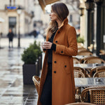 veste longue élégante portée par une femme attablée en terrasse de café