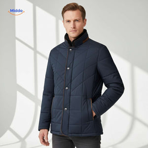 veste matelassée homme bleu marine avec col montant, fond clair épuré
