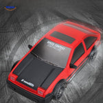 voiture RC drift rouge avec inscription des caractéristiques de vitesse et de performance