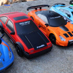 voiture RC drift rouge et orange 4WD en action sur piste, effet de mouvement