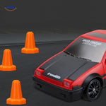 voiture RC drift rouge 4WD en slalom autour de cônes de signalisation