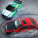 voiture RC drift verte et rouge 4WD en pleine course sur circuit