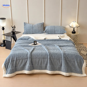 Plaid Winterra à texture ondulée bleu-gris avec revers doux en polaire